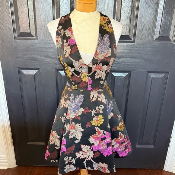 Alice + Olivia Dresses & Skirts - Alice + Olivia Mollie Deep V Box Dress Brocade Floral Jacquard S